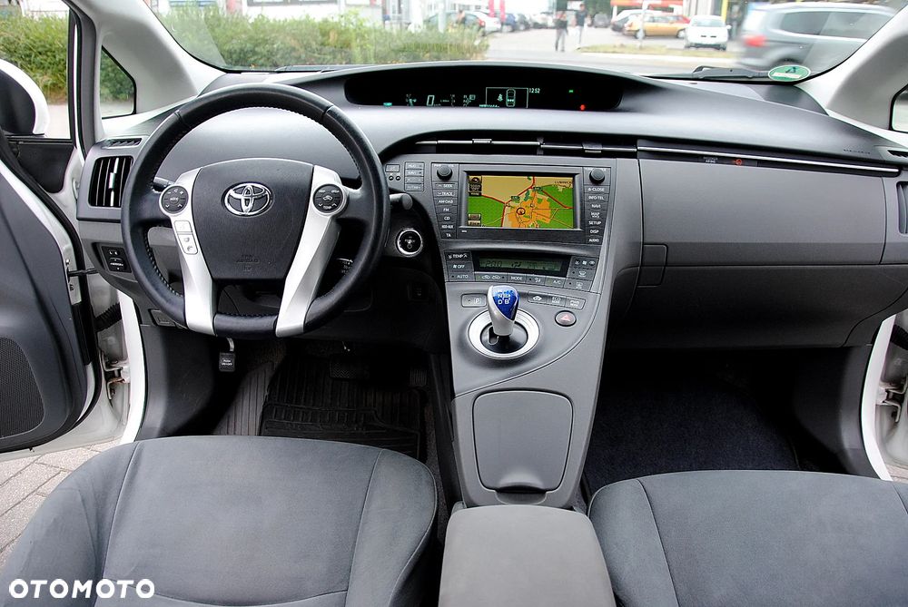 Toyota Prius (Hybrid) Executive - 11