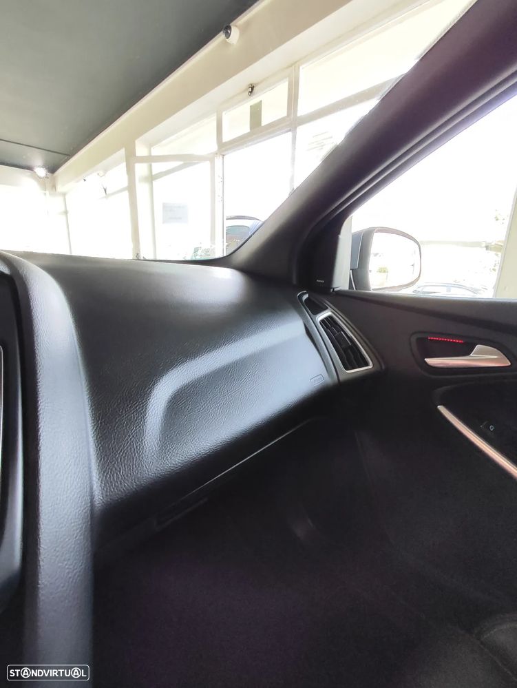 Ford Focus 2.0 EcoBoost ST c/ Pack Pele Desportiva - 38