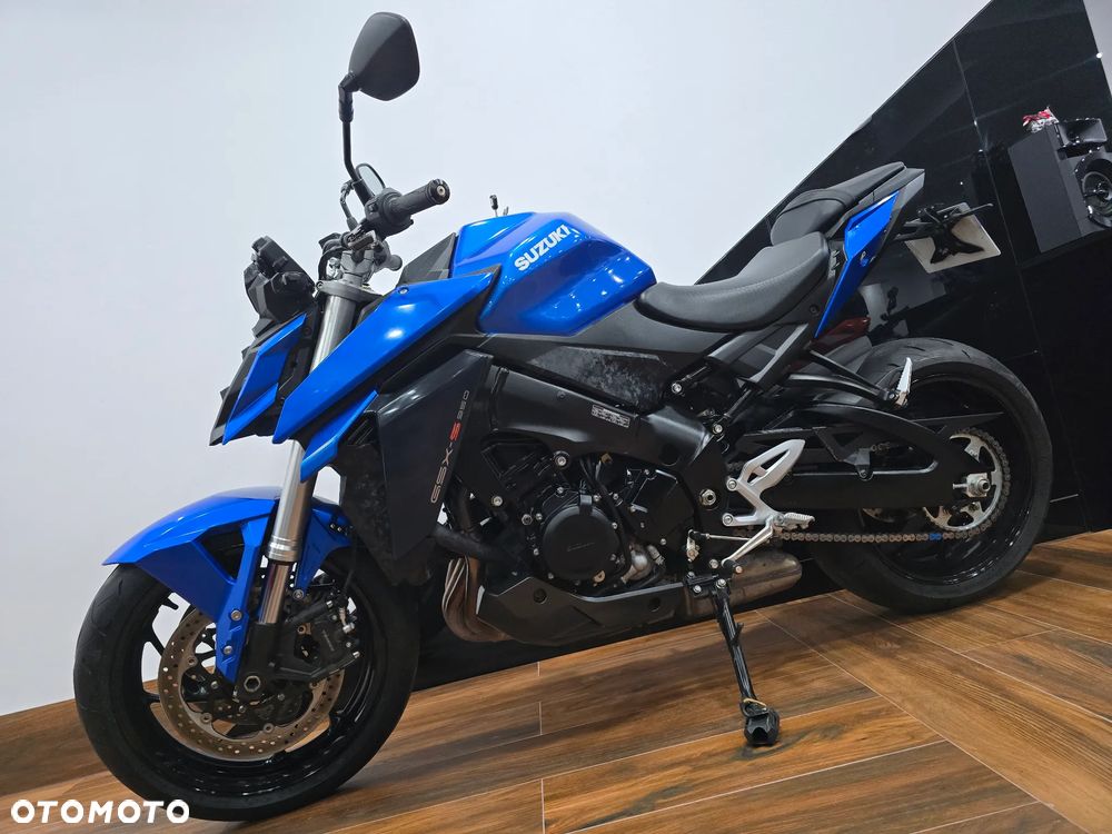 Suzuki GSX - 17