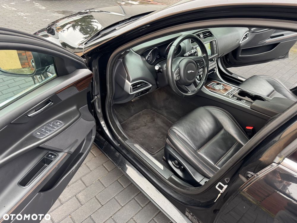 Jaguar XE 2.0 D Prestige - 28