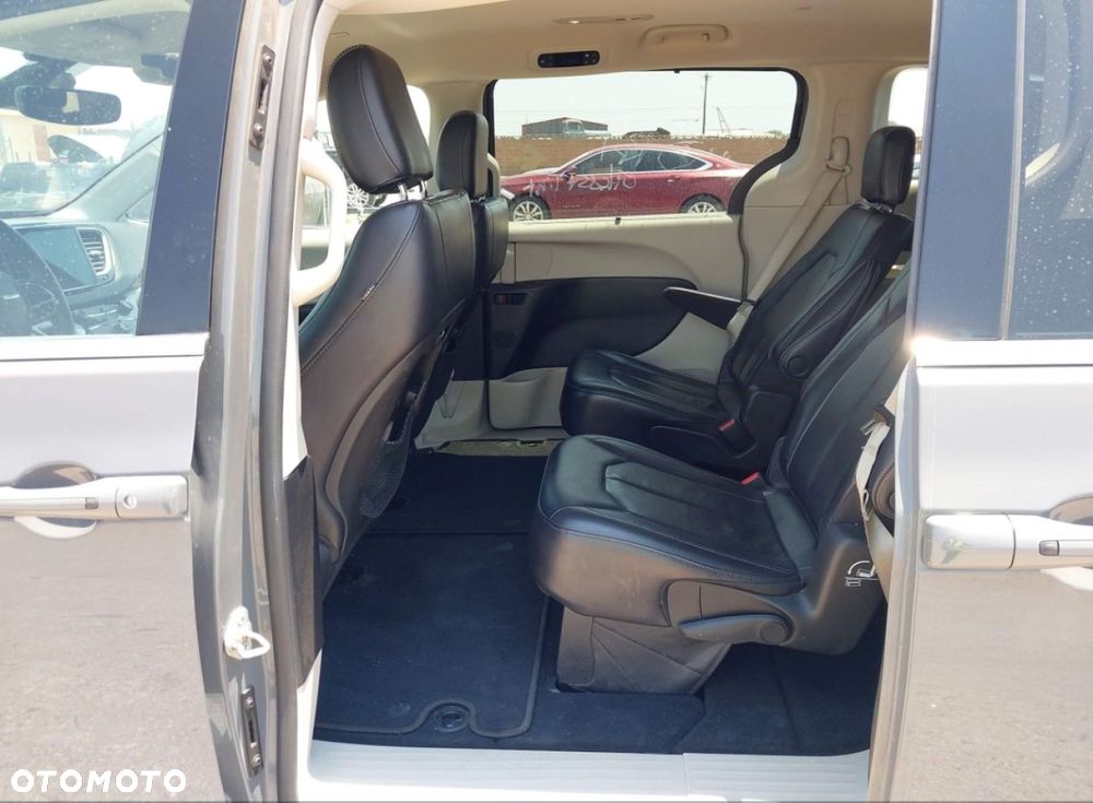 Chrysler Pacifica - 10
