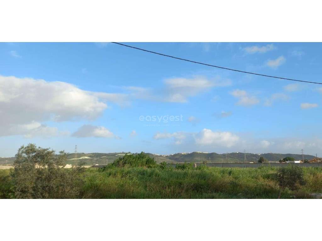 Um Terreno para se poder construir uma moradia até 452 m2 - Grande imagem: 2/22