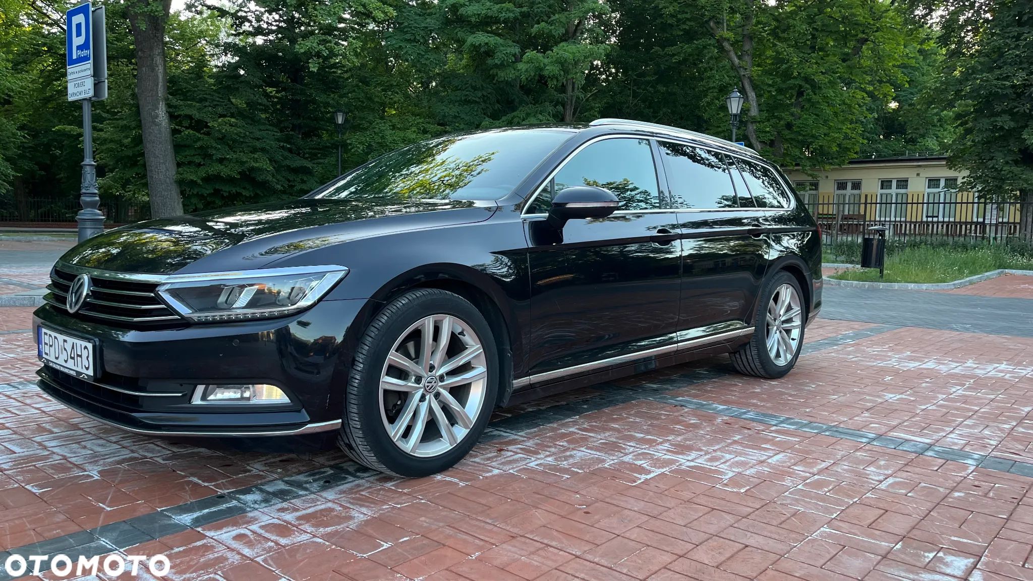 Volkswagen Passat - 1