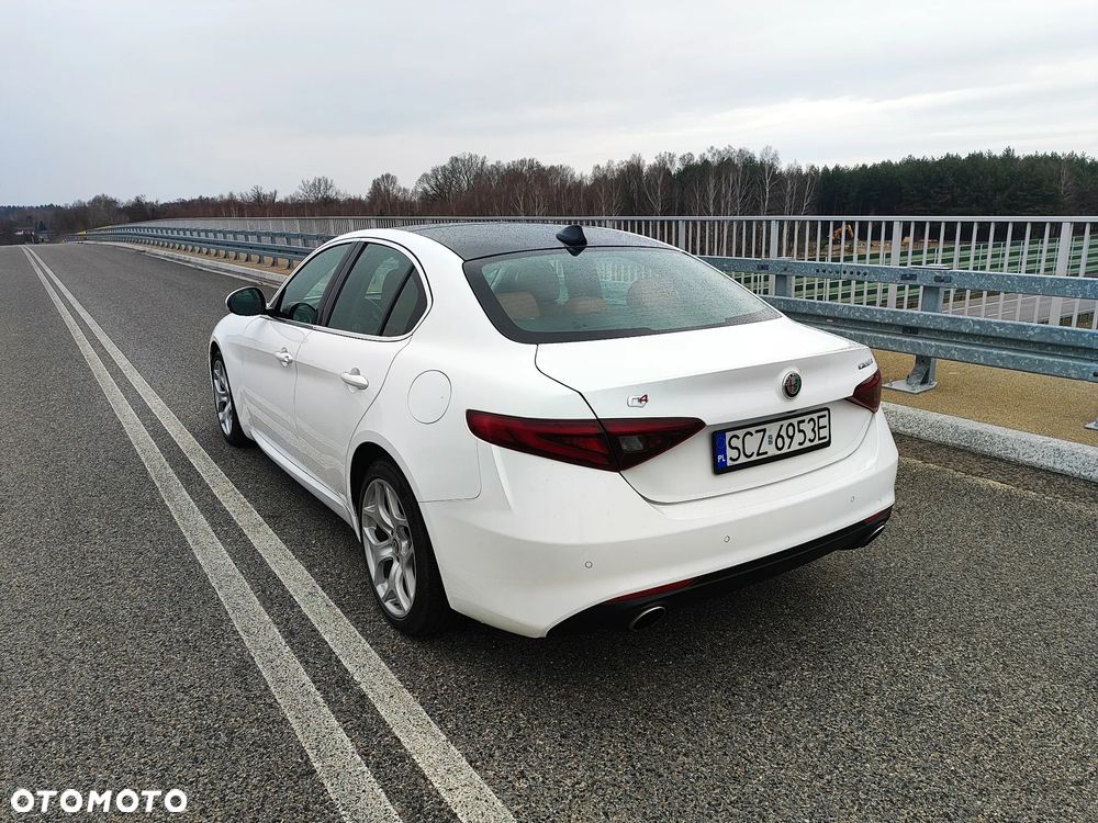 Alfa Romeo Giulia 2.0 Turbo 16V AT8-Q4 Ti - 8