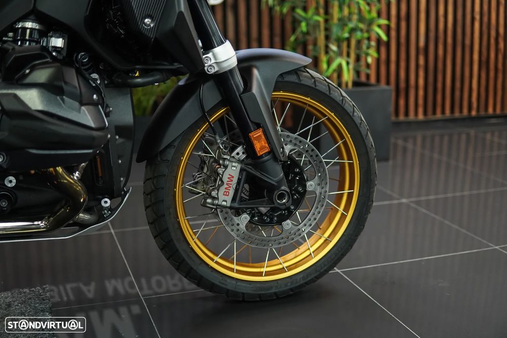 BMW R 1300 GS TRIPLE BLACK C/RODAS RAIOS DOURADAS - 18