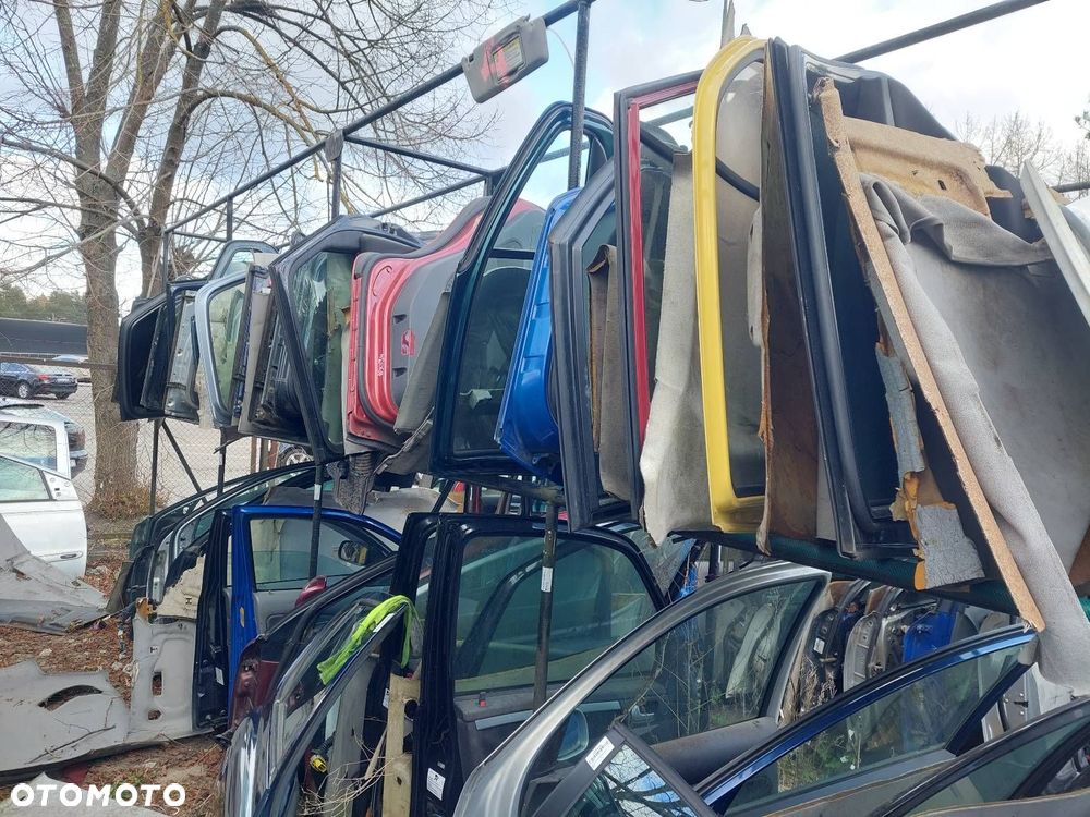 DRZWI KOMPLETNE PRAWY TYŁ TOYOTA YARIS I 8P4 - 6