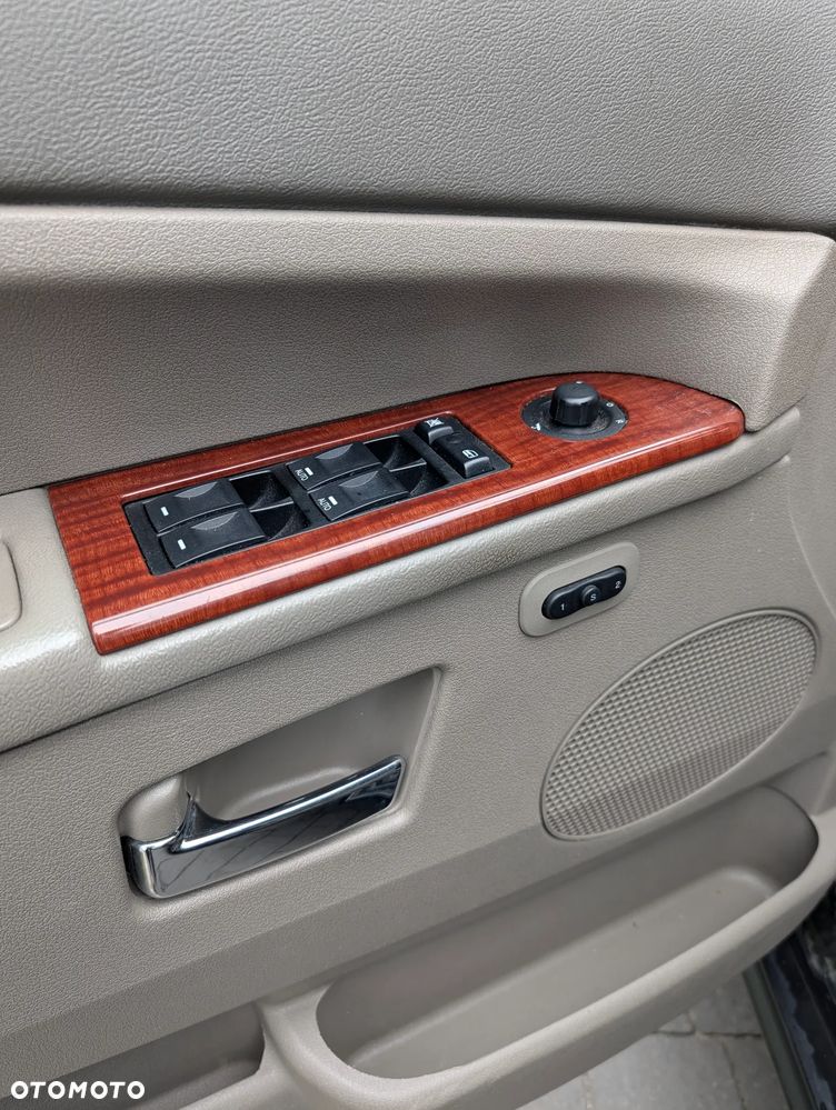 Jeep Grand Cherokee - 24