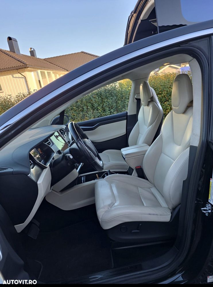 Tesla Model X - 9