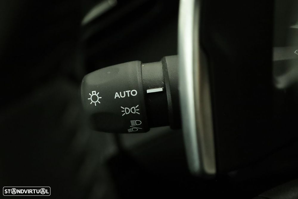 Peugeot 2008 1.2 PureTech Allure EAT8 - 17