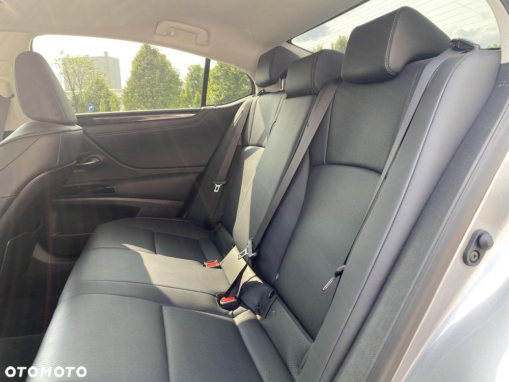 Lexus ES 300h Business Edition - 11