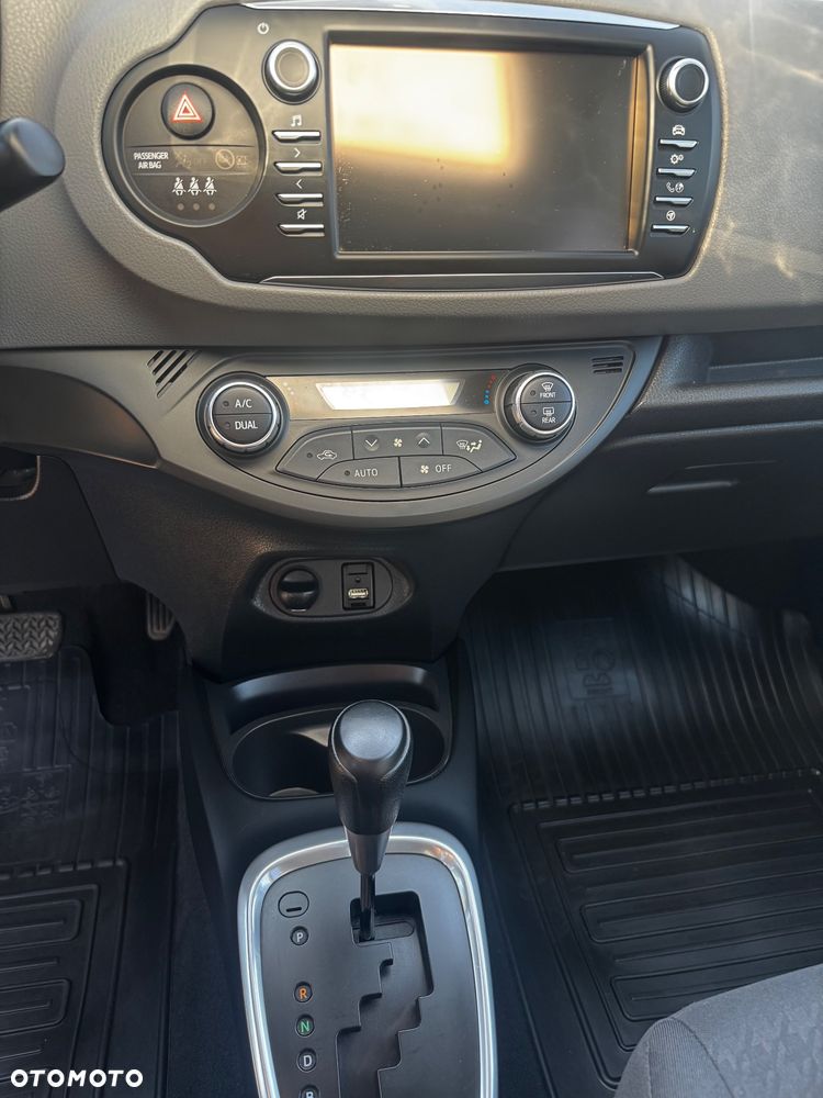 Toyota Yaris Hybrid 100 Life - 9