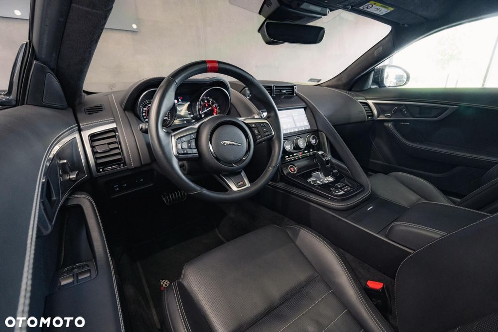 Jaguar F-Type 2.0 Turbo Chequered Flag - 11