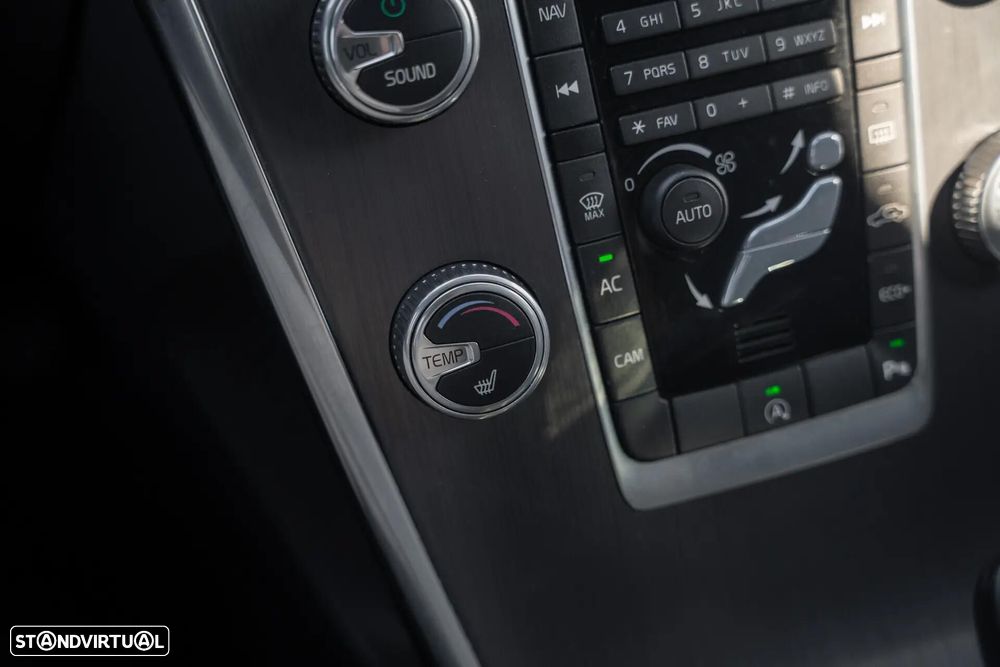 Volvo XC 60 2.0 D4 Volvo Ocean Race Geartronic - 17