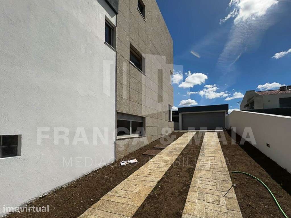 Moradia T3 Renovada com Áreas Excepcionais e Potencial até T5 em Pe... - Grande imagem: 3/34