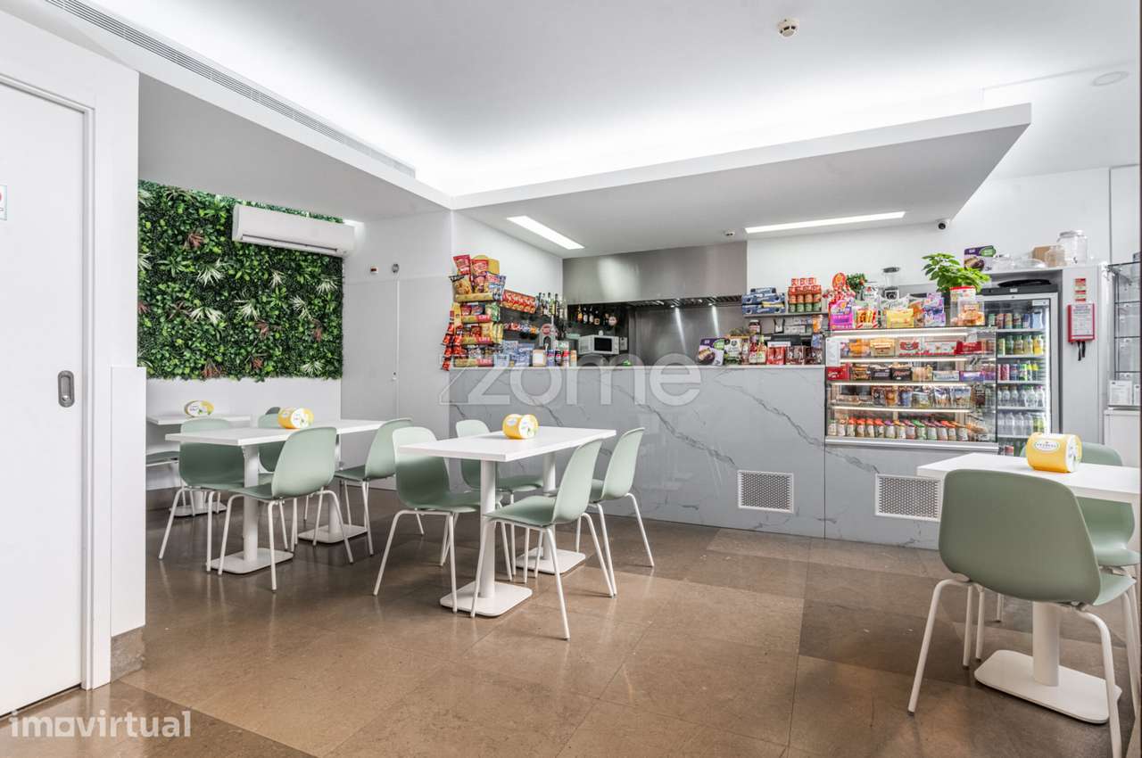 Trespasse de Café na Constituição, junto ao New Balance Park  - Por... - Grande imagem: 4/37