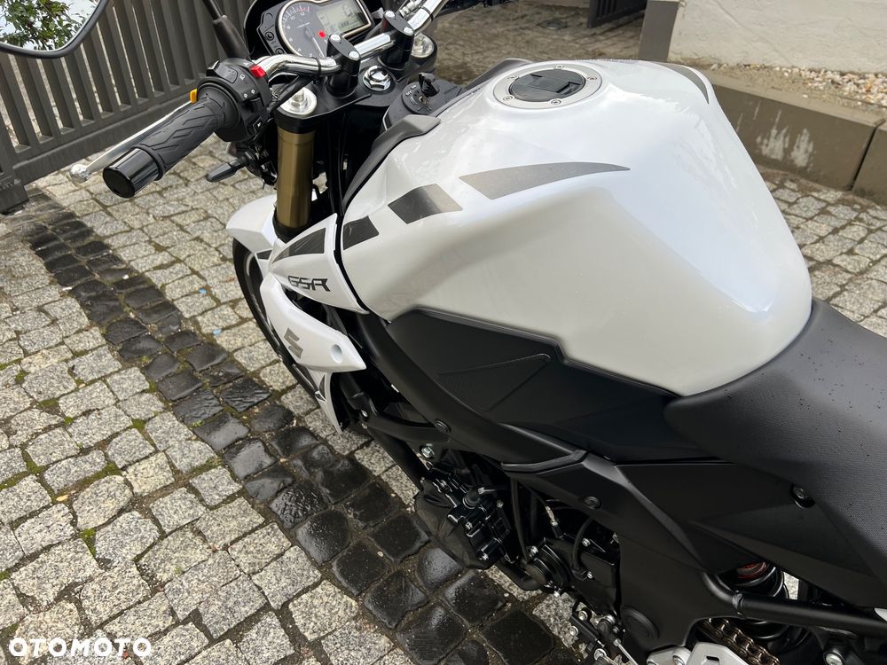 Suzuki GSR - 13