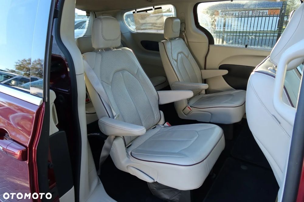 Chrysler Pacifica - 30