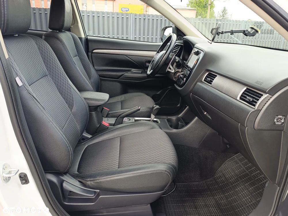 Mitsubishi Outlander 2.0 Intense + Navi 4WD CVT - 9