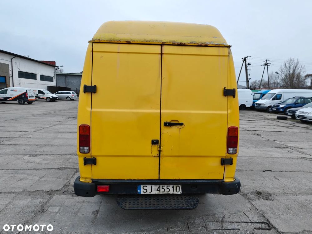 Mercedes-Benz 207 - 4