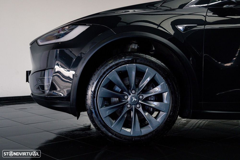 Tesla Model X - 7
