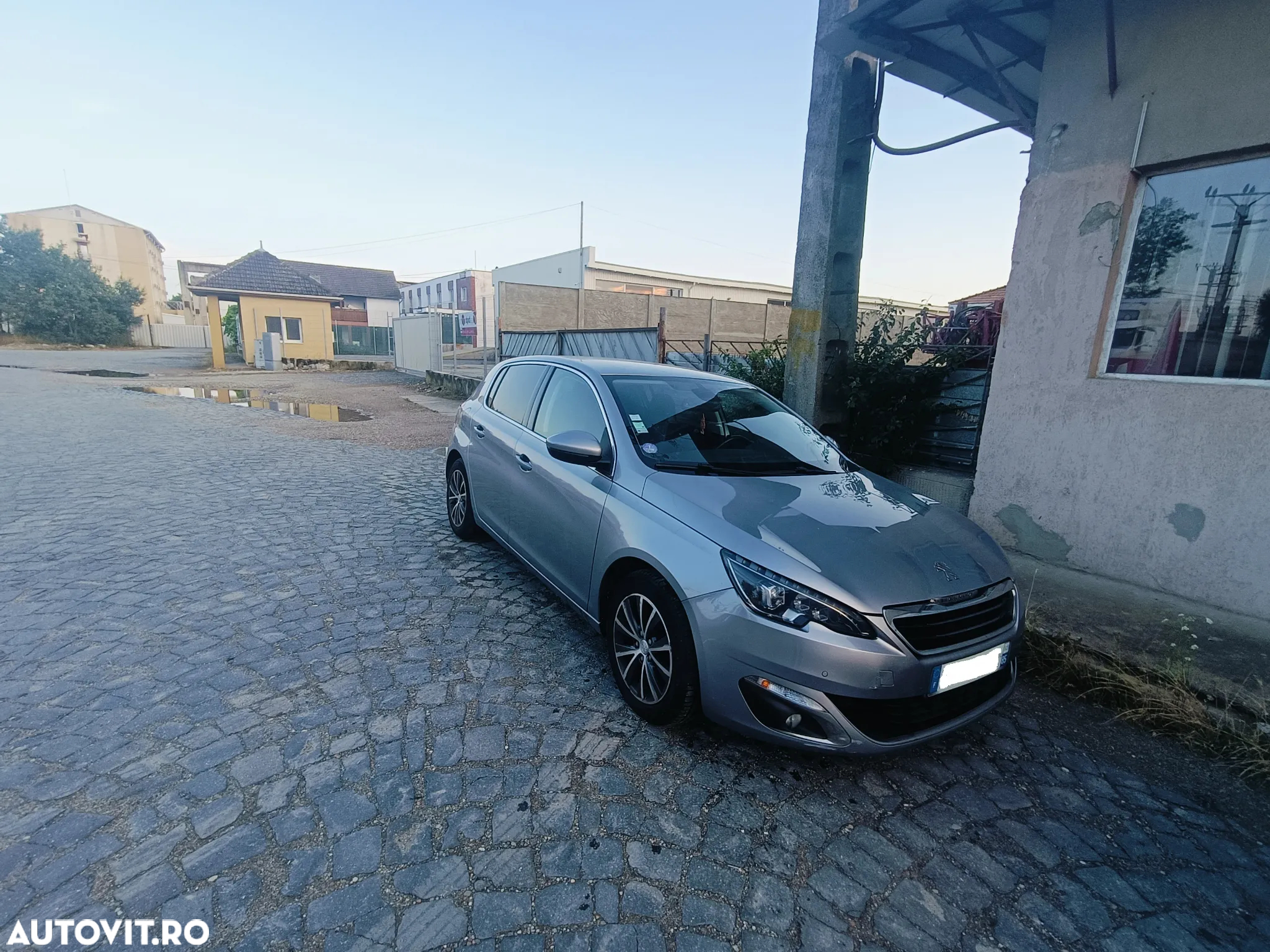 Peugeot 308 1.2 L PureTech Turbo Allure - 2