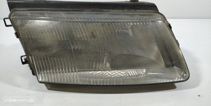 Farol Direito Volkswagen Passat (3B2) - 1