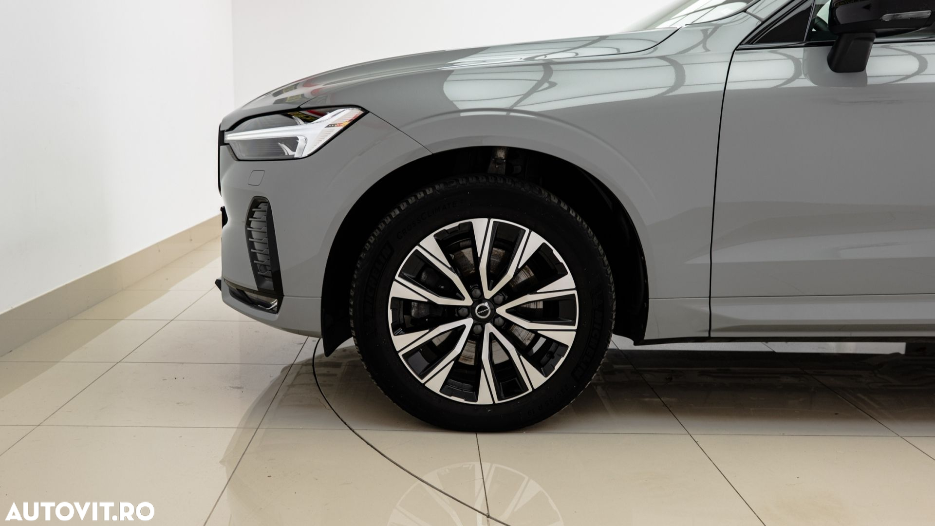 Volvo XC 60 B4 MHEV AT AWD Plus Dark - 9