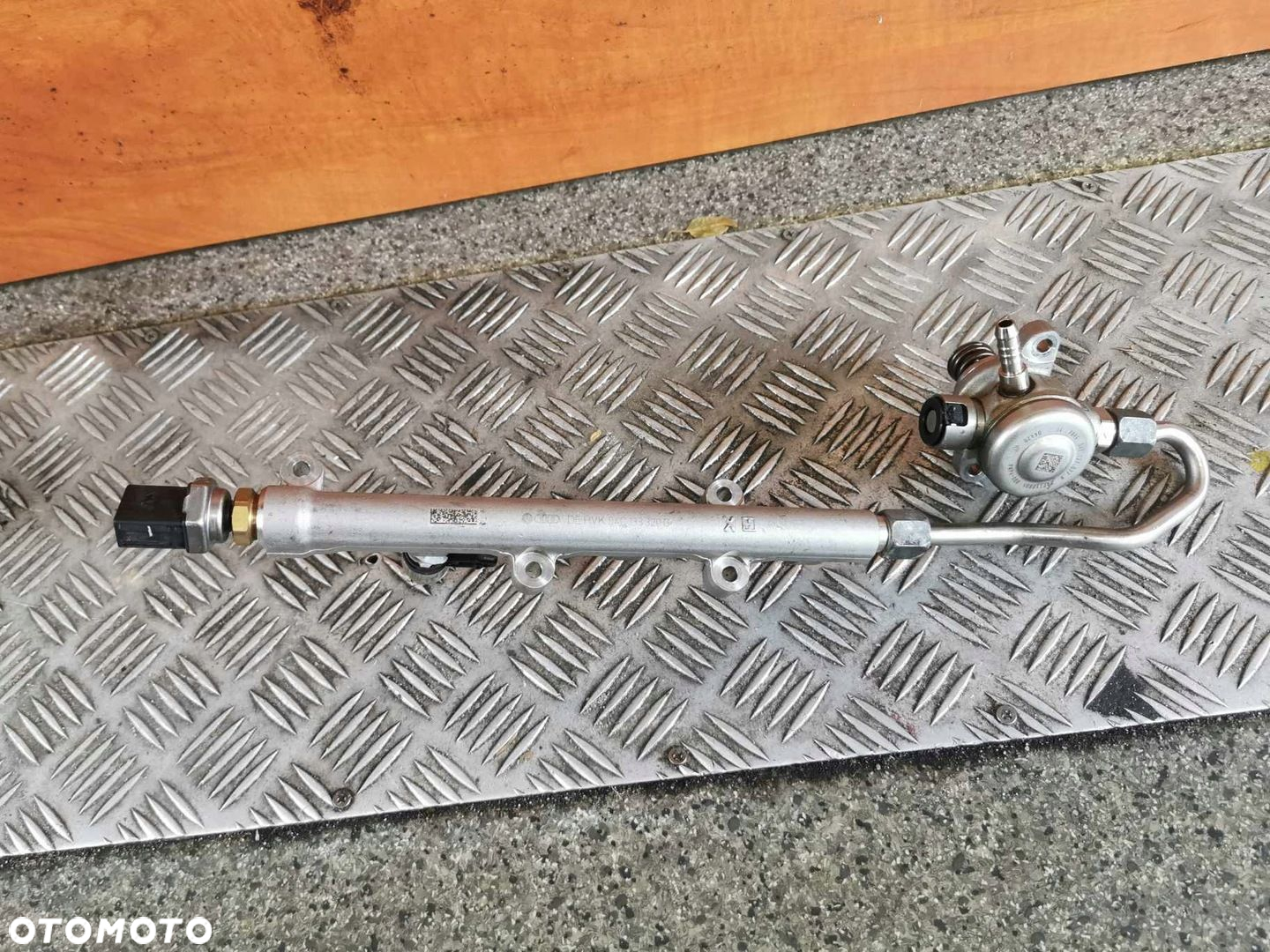LISTWA POMPA PALIWA VW AUDI 1.2 1.4 TSI 04E127025B 04C133320G - 2