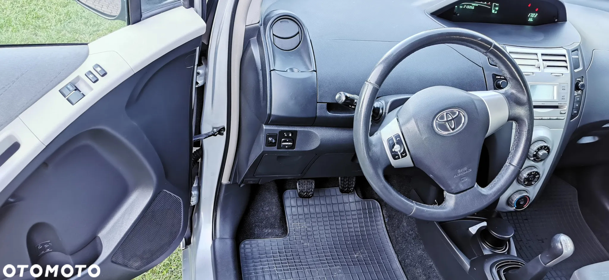 Toyota Yaris 1.3 Sol Premium - 11