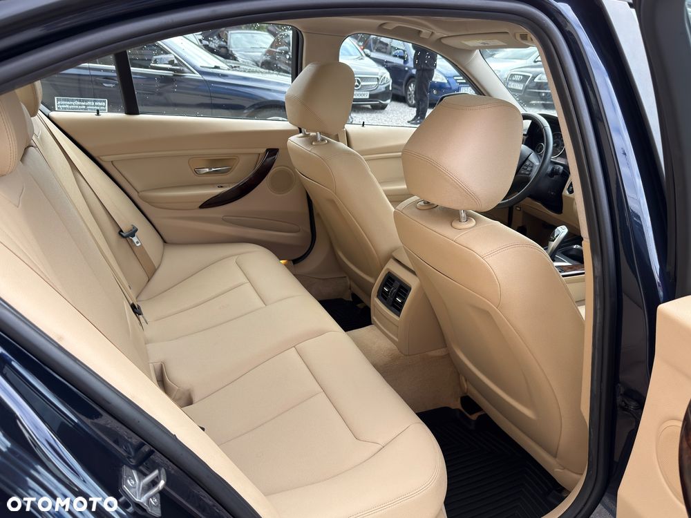 BMW Seria 3 320i - 11