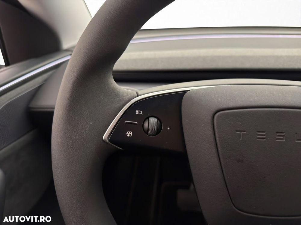 Tesla Model Y Long Range Dual Motor AWD - 16