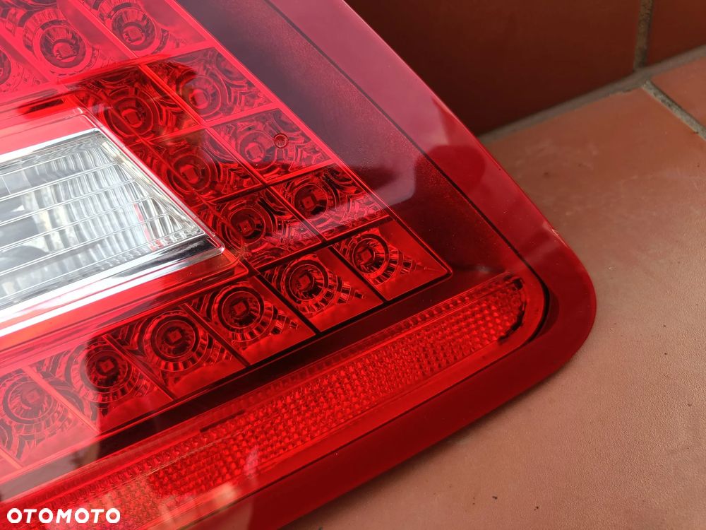 MERCEDES W212 KOMBI LAMPA W KLAPĘ LEWA PRAWA TYLNA - 11