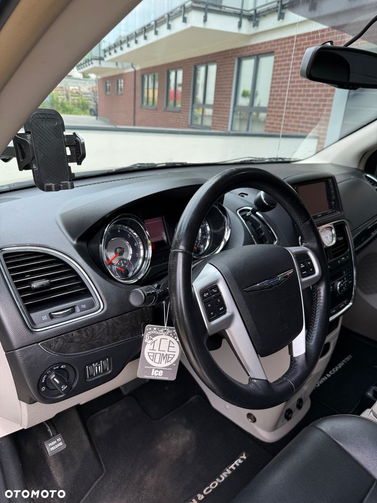 Chrysler Town & Country 3.6 Limited - 19