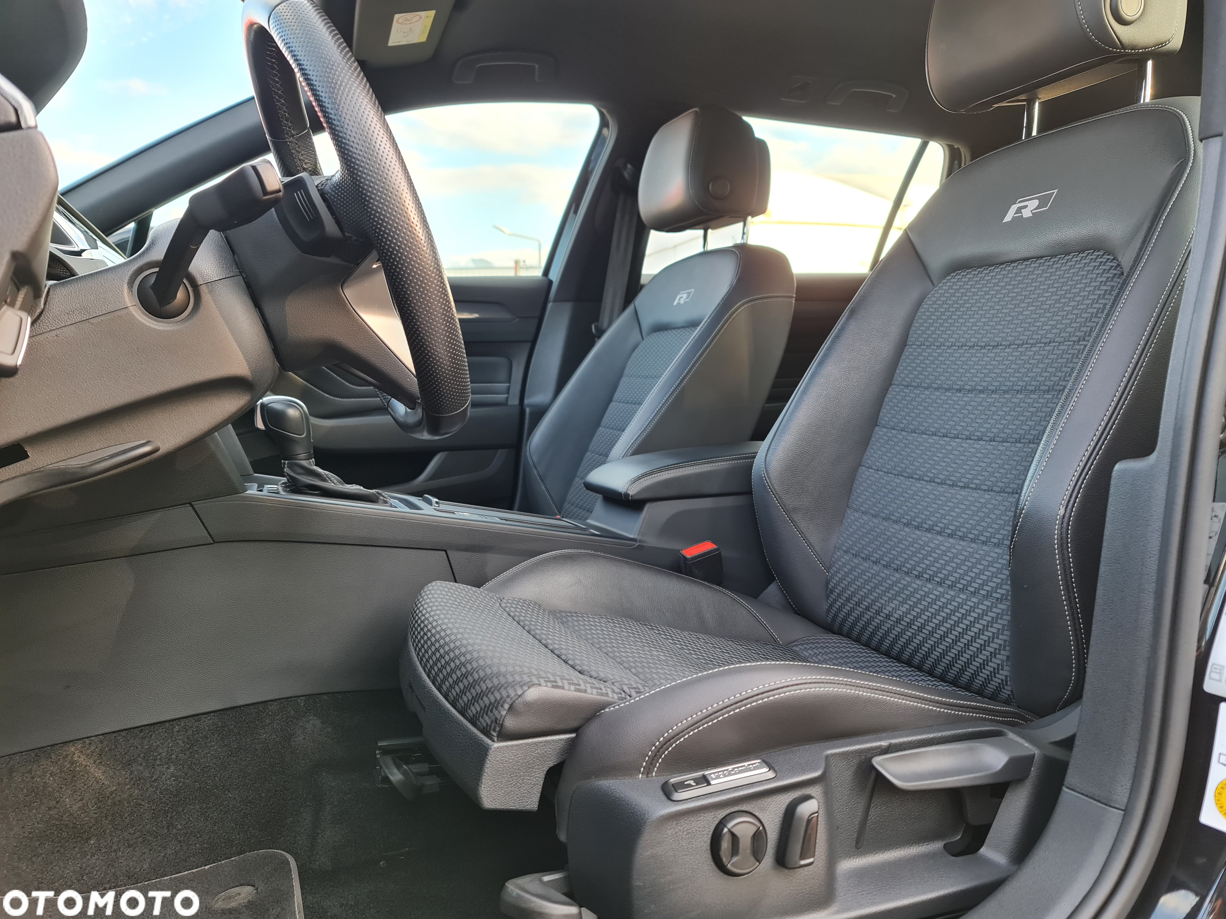 Volkswagen Passat Variant 2.0 TDI SCR DSG R-Line - 16