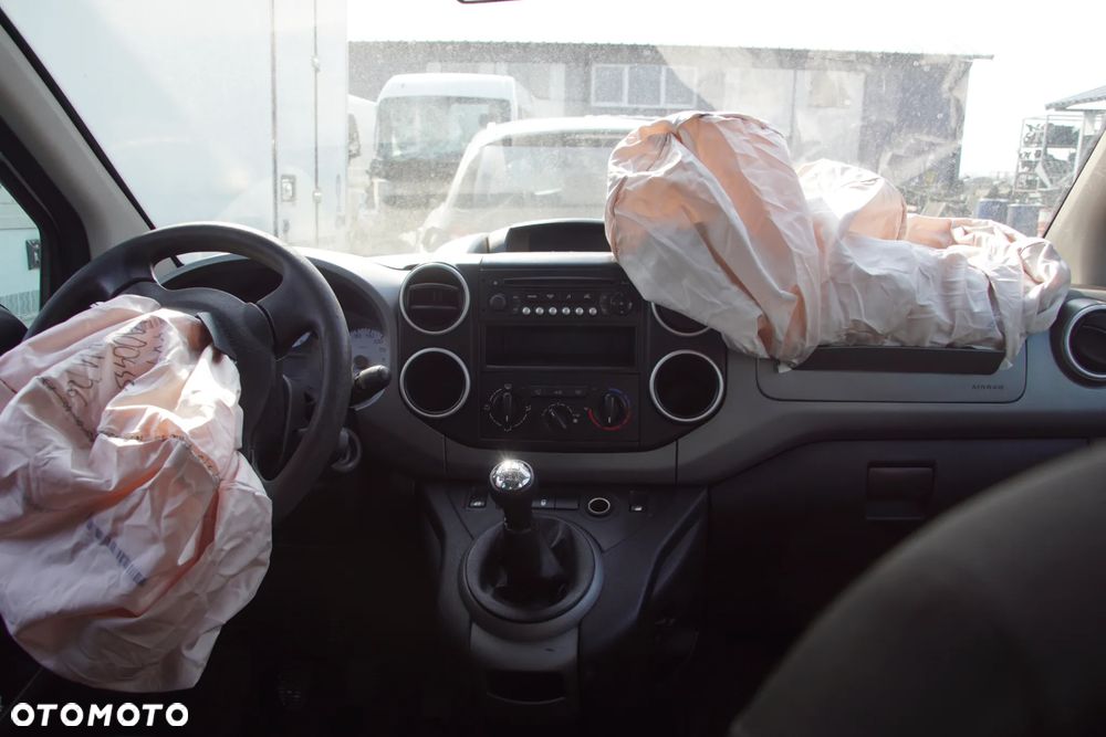 Auto na części - Peugeot Partner II Tepee Lift 1.6 HDI 99 KM BH02 20ET23 EWP 2016R Silnik Skrzynia Drzwi Błotnik Zderzak Lampa Lusterko Szyba Klamka Deska Kokpit Sterownik Moduł Czujnik Licznik Panel Kierownica - 17