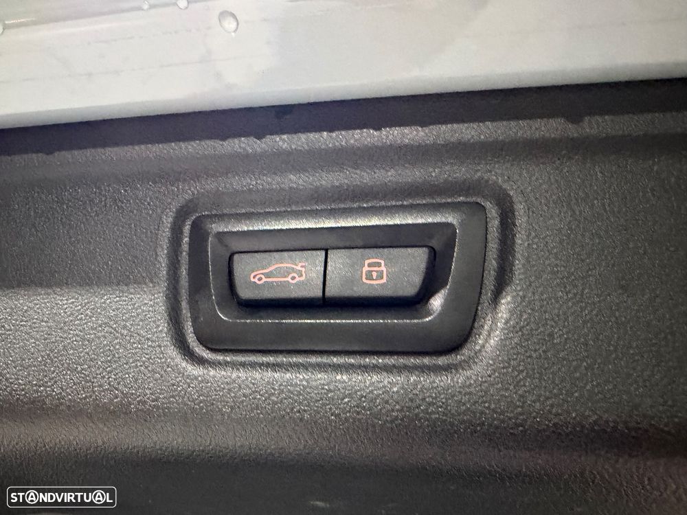 BMW 330 e Pack Desportivo M Pro Auto - 38