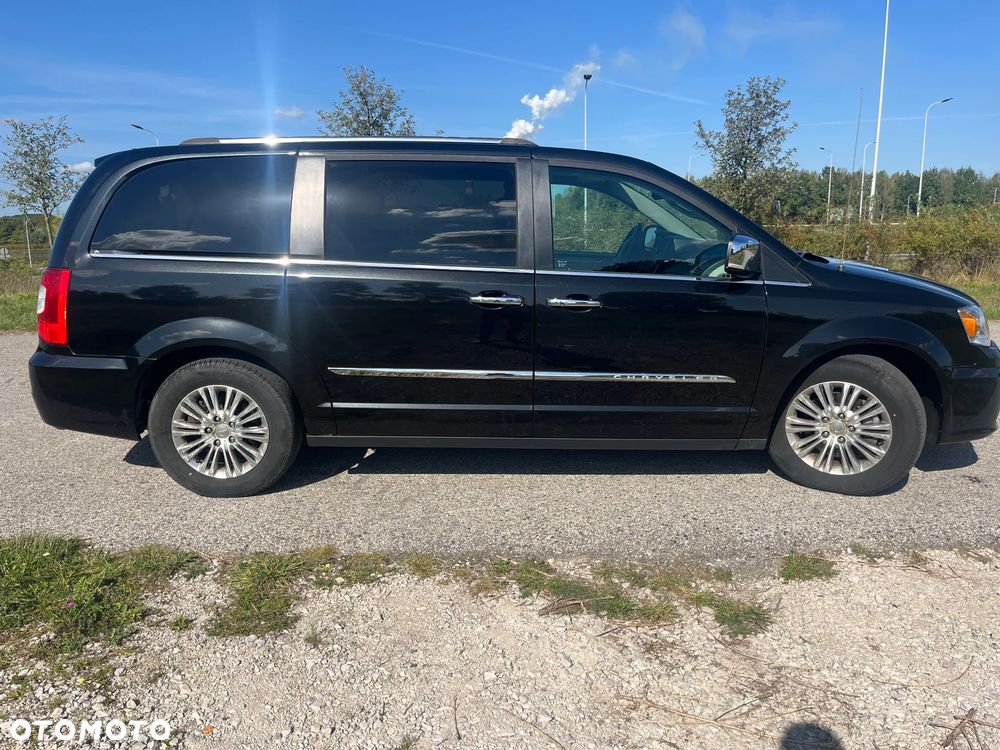 Chrysler Town & Country - 7