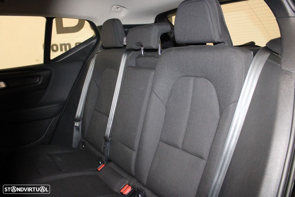 Volvo XC 40 1.5 T2 Momentum Core — fotografia 32
