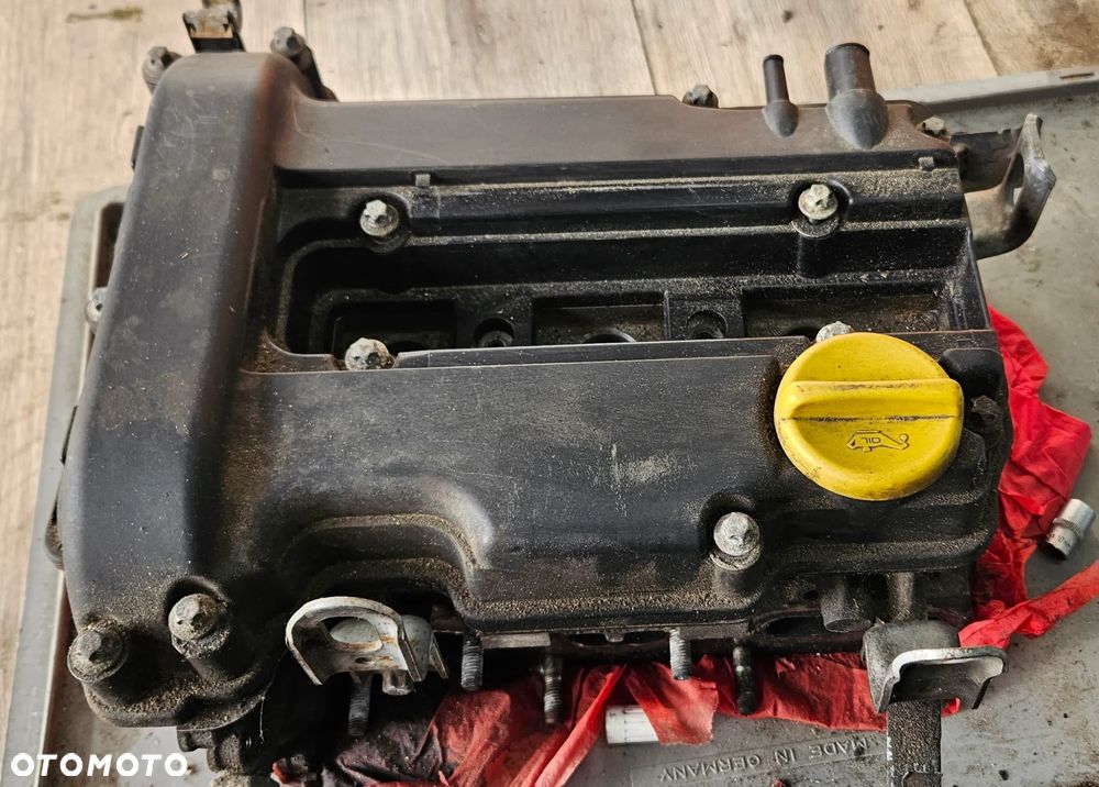 Głowica silnika wałki pokrywa zaworów Opel Corsa C 1,0 12V Z10XE 90400233 - 1