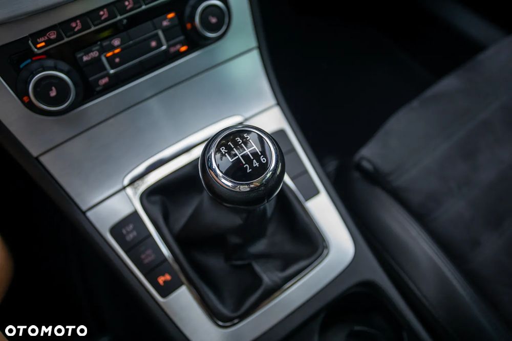 Volkswagen Passat 2.0 TDI Highline - 29