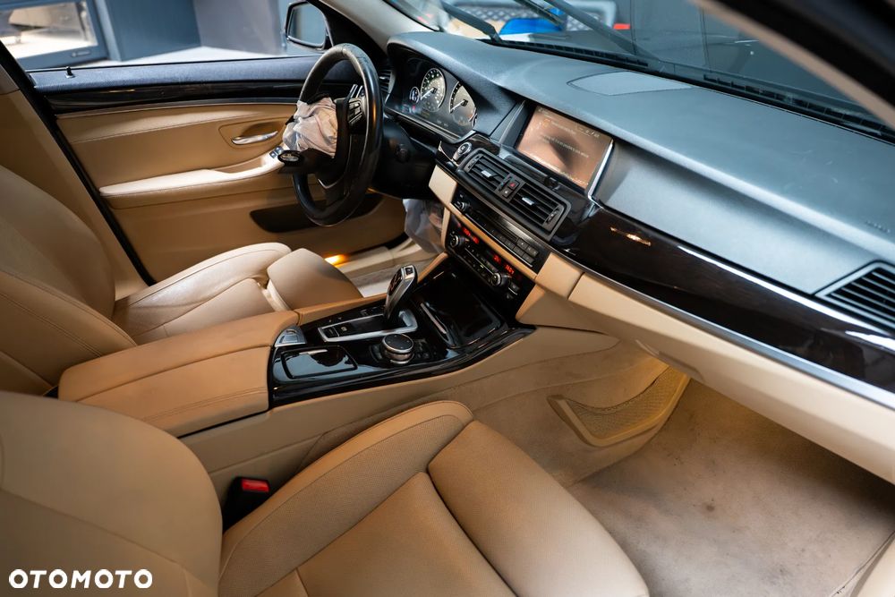 BMW Seria 5 535i xDrive - 14