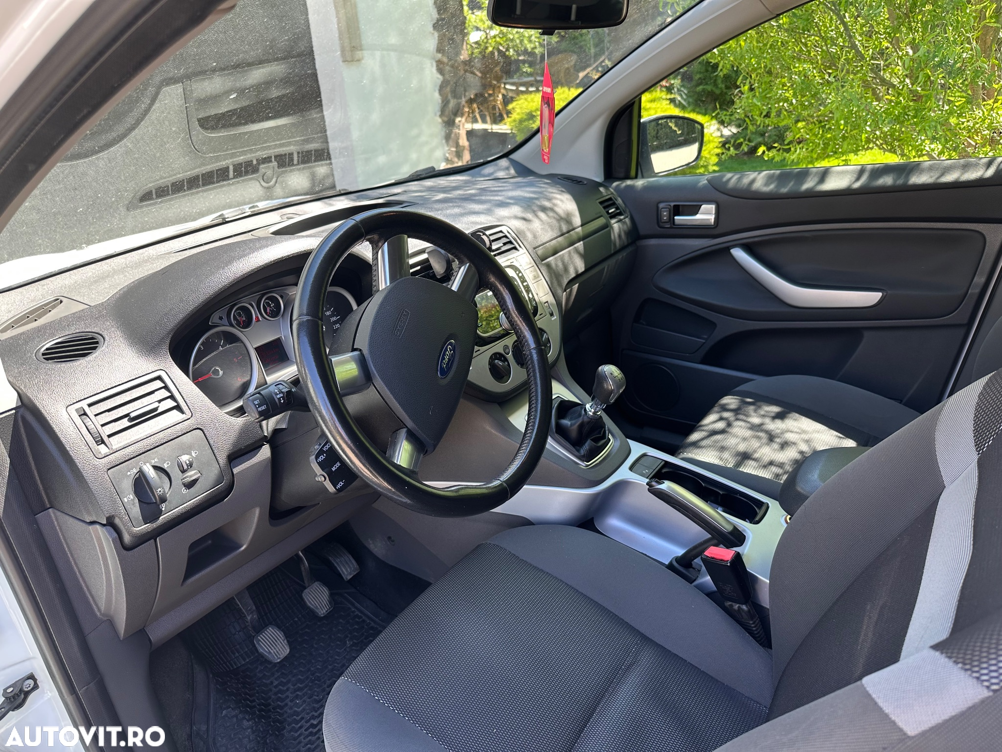 Ford Kuga 2.0 TDCi 2x4 Titanium - 4