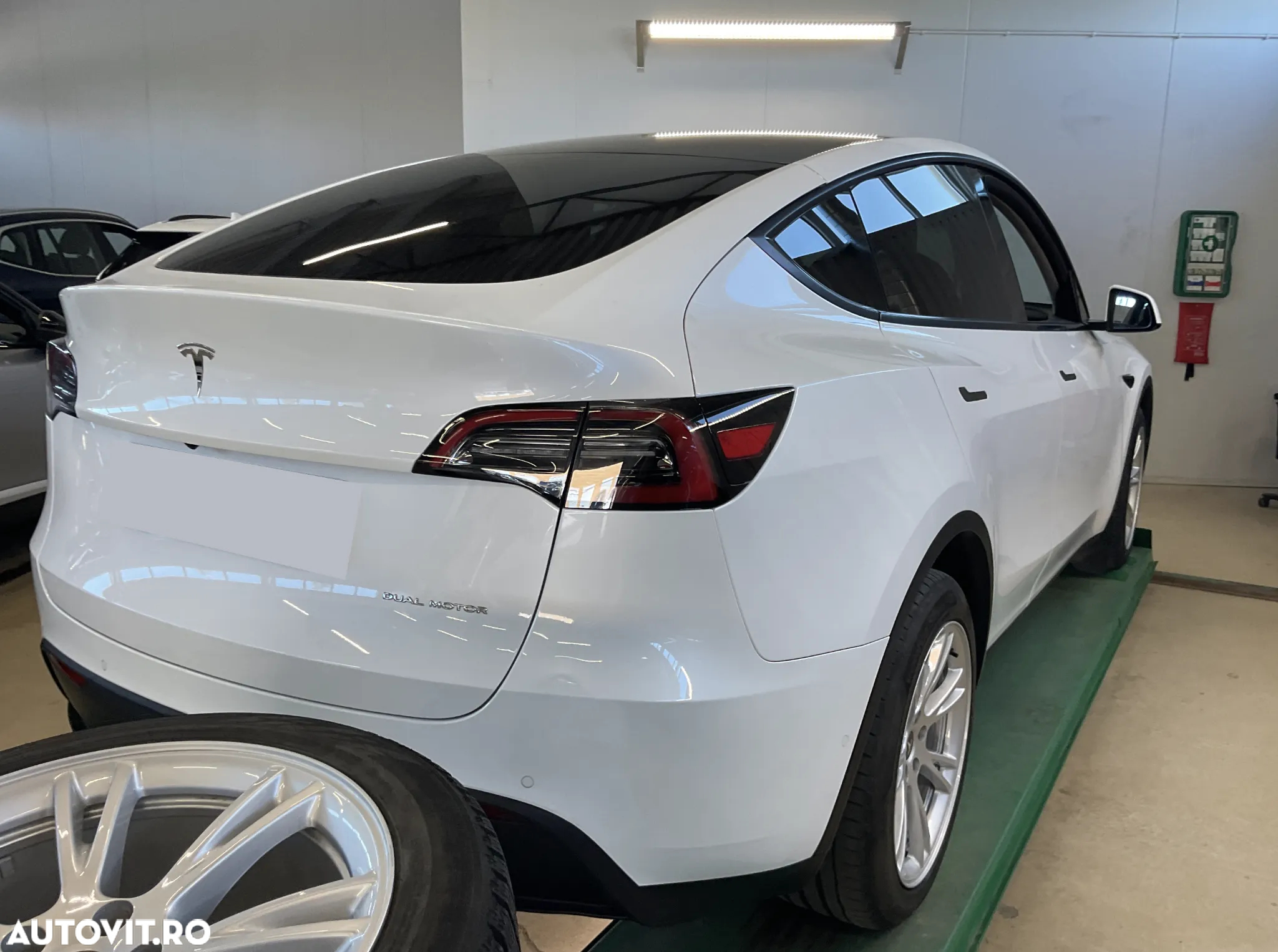 Tesla Model Y Long Range Dual Motor AWD - 5