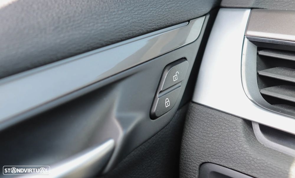 BMW X1 16 d sDrive xLine Auto — fotografia 31