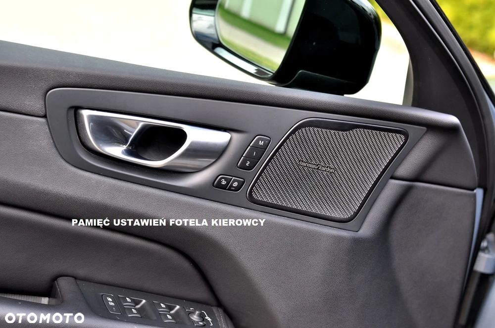 Volvo XC 60 B4 D Plus Dark - 22