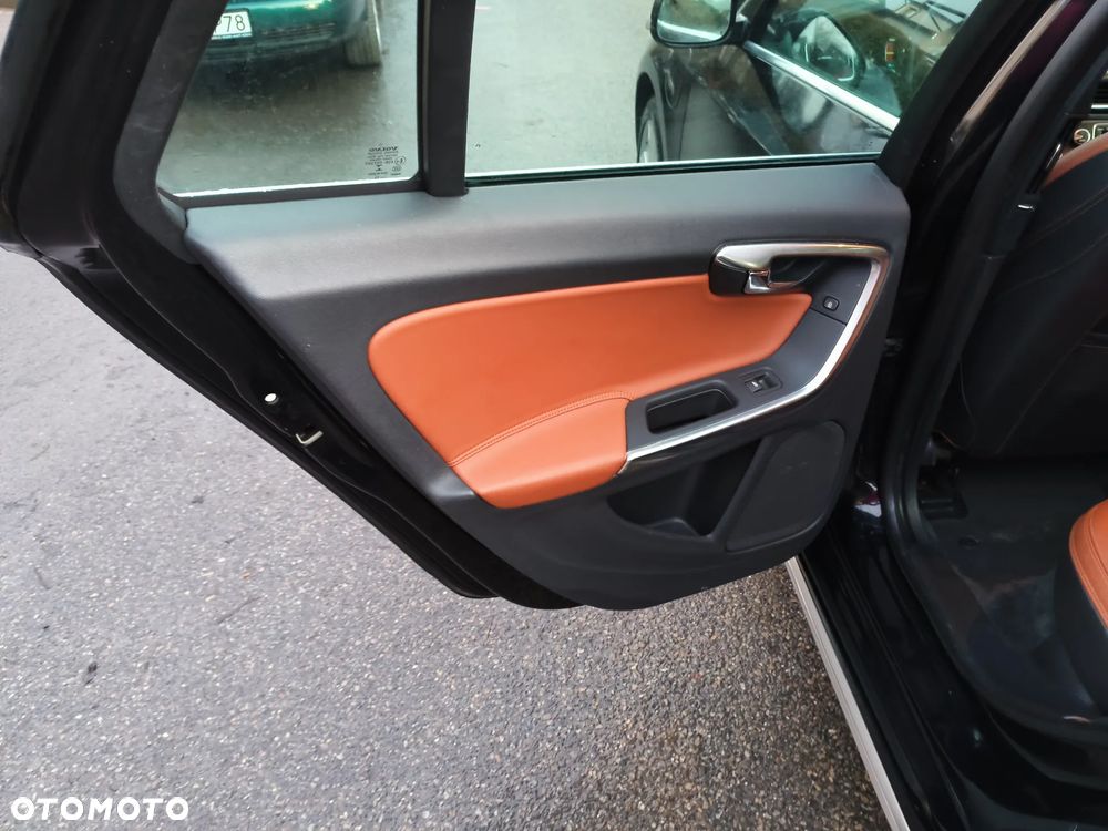 Volvo V60 D6 AWD Plug-in Hybrid R-Design Momentum - 13