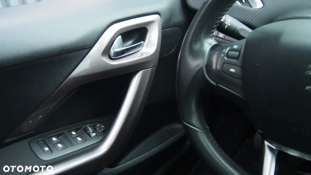 Peugeot 2008 1.2 Pure Tech Style S&S - 9