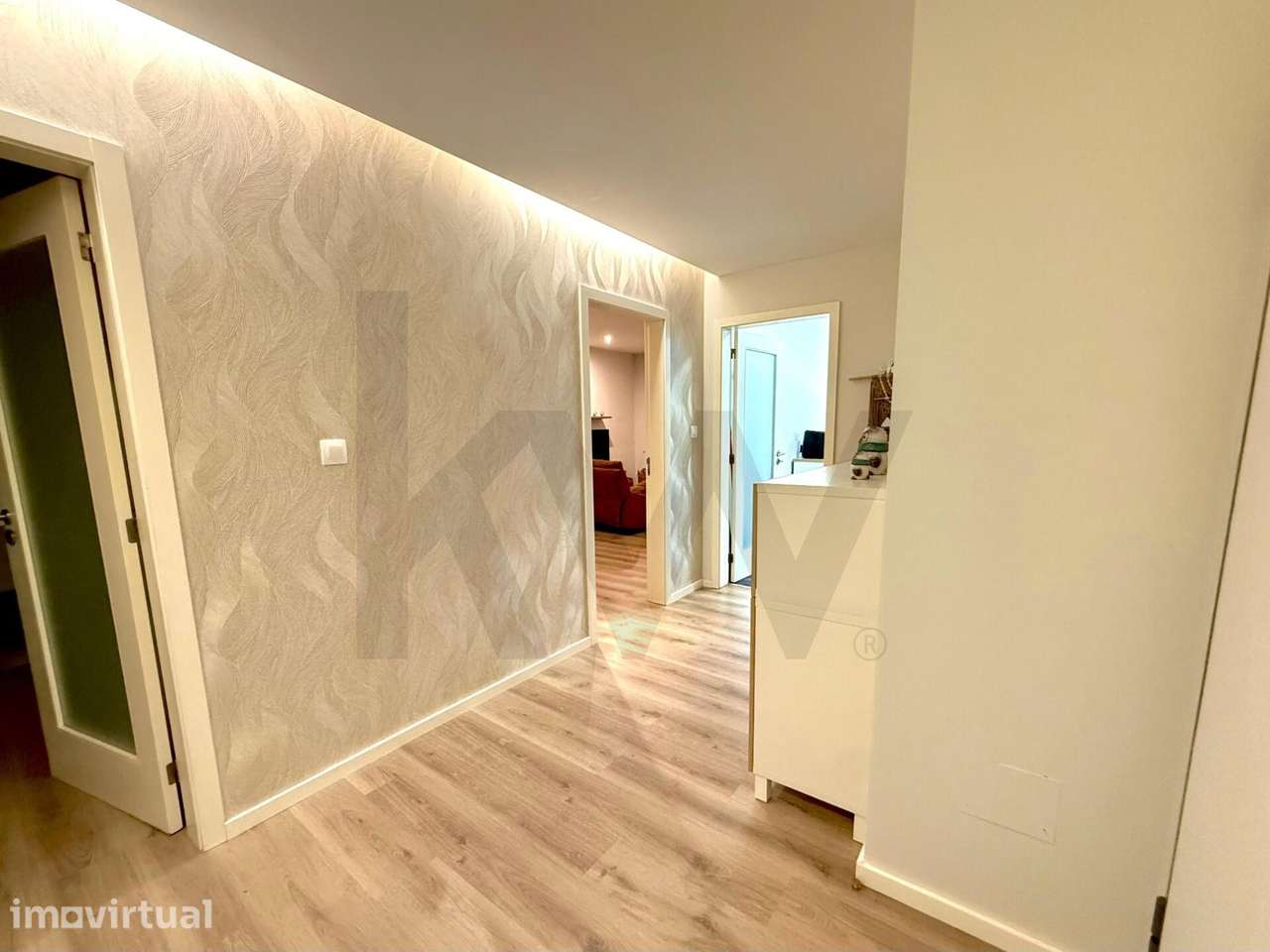 Apartamento T2, renovado, com terraço e suite no Centro de Canelas - P - Grande imagem: 3/25