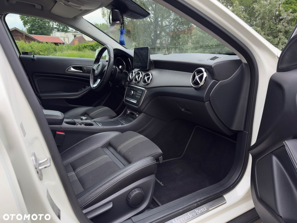 Mercedes-Benz GLA 200 7G-DCT Urban - 16