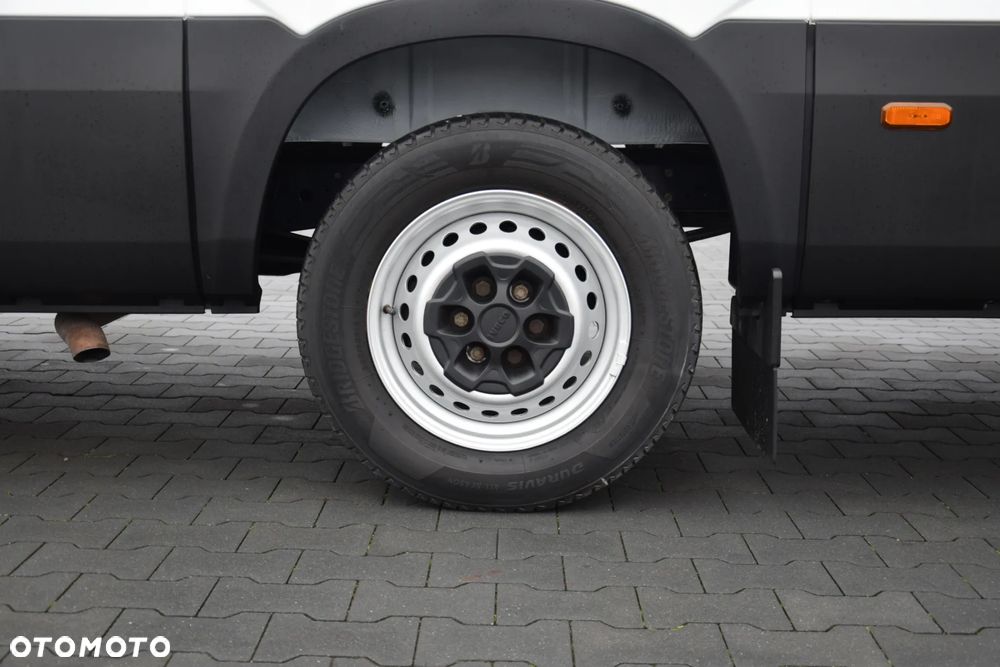 Iveco DAILY MAXI 35S16 / 2.3 - 160 KM / AUTOMAT HI-MATIC / NOWY MODEL / 3 OSOBY / DOSTAWCZE / BLASZAK / KLIMA / 2023 / SERWISOWANY / SPROWADZONY Z NIEMIEC - 16